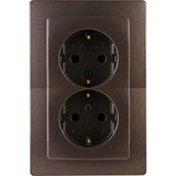 Double earthed socket outlet, for the in