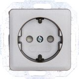 Earthed socket outlet with shutter