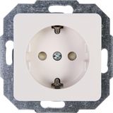 Earthed socket outlet with shutter