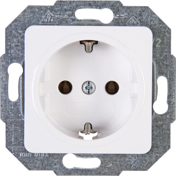 Earthed socket outlet image 1