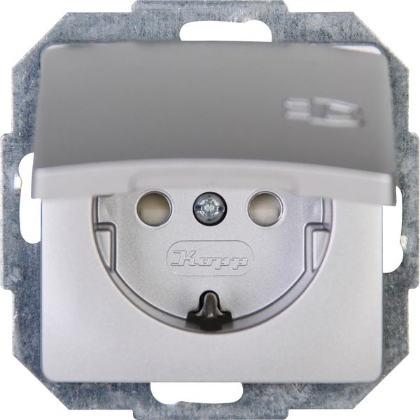 Earthed socket outlet with hinged lid an image 1